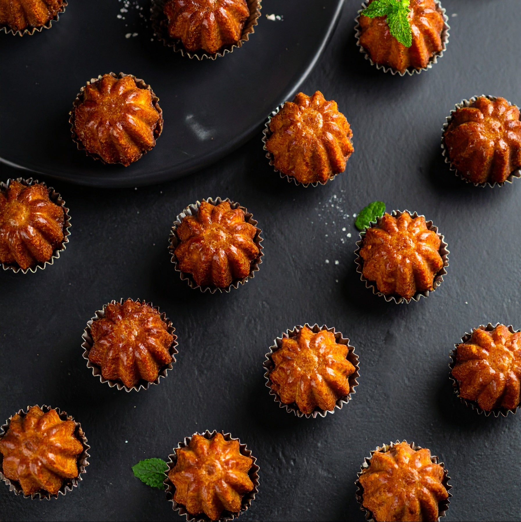 Formule " Apéro " : 2 pitas, 2 mini quiches, 2 pains lunch, 2 cannelés salés aux poivrons, 2 gyozas avec sauce sweet chili, mix poulet et légumes