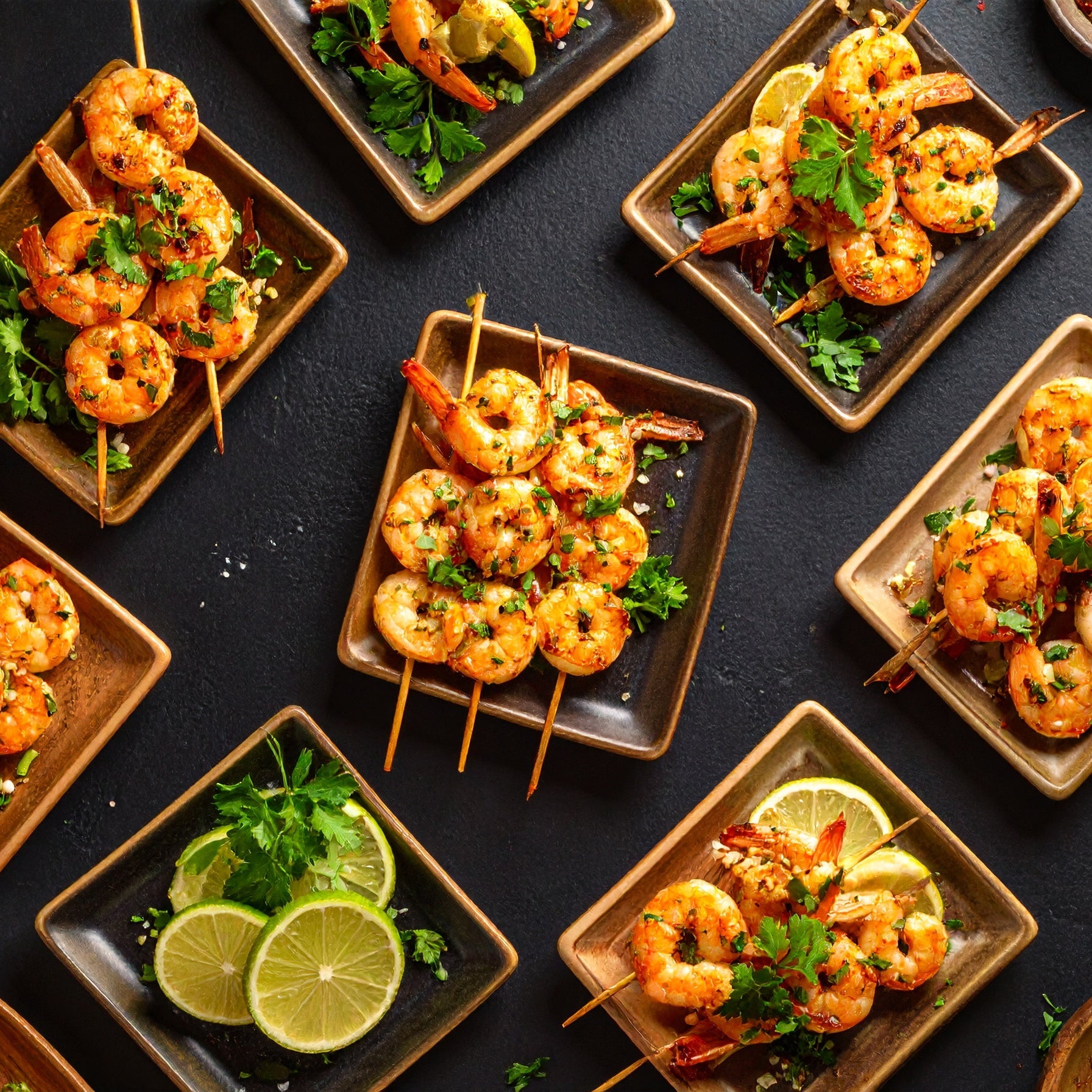 Formule Buffet Asia : samoussas ; duo de gyozas poulet et légumes avec sauce sweet chili ; brochettes de poulet yakitori halal ; crevettes thaï ; riz aux amandes et ananas rôtis ; légumes grillés ; assortiment de mochis ; corbeille de fruits.