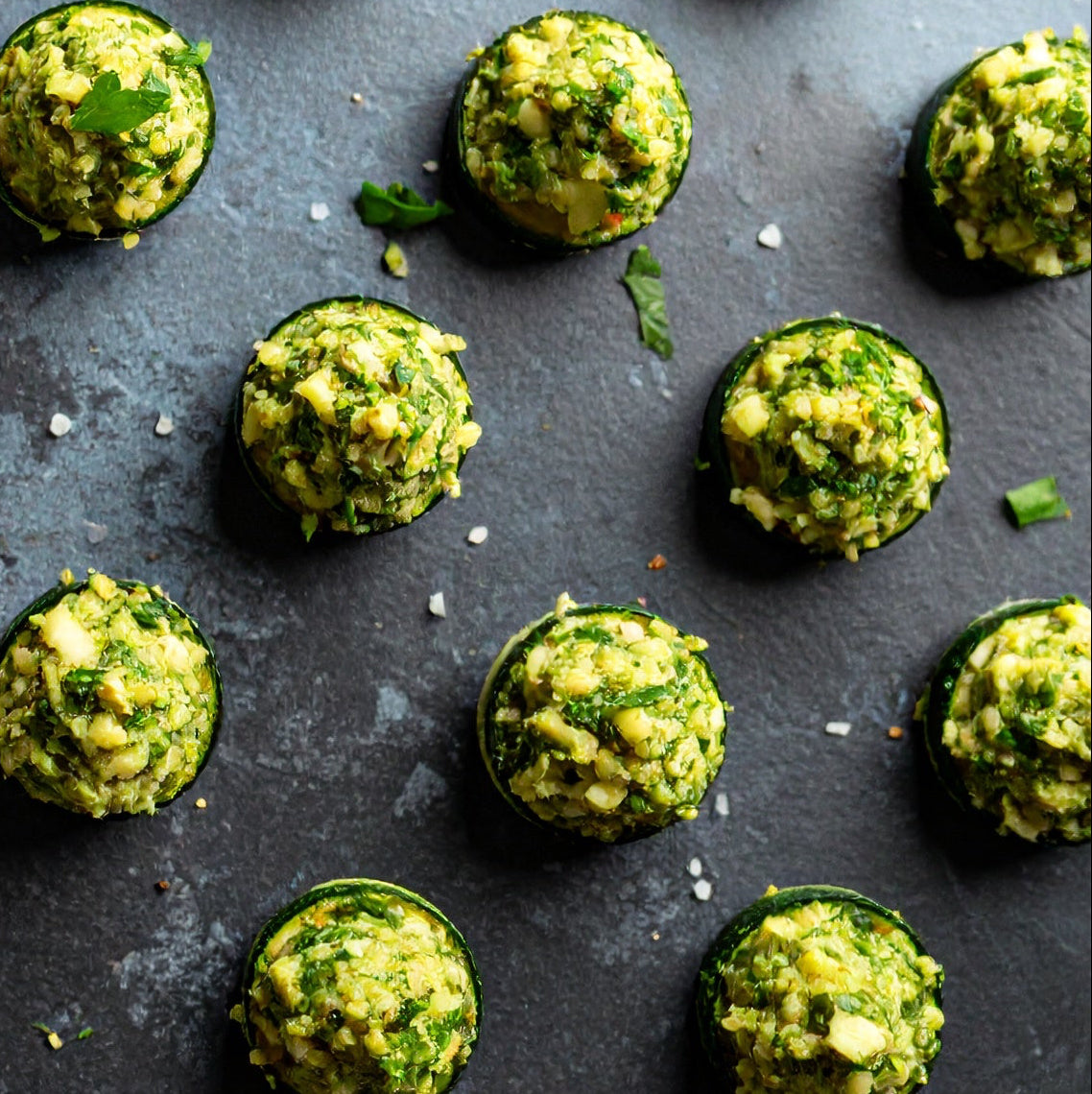 Formule Buffet " Équilibre " : salade de carottes au sésame, roquette et vinaigrette balsamique ; tartare de courgettes à l’huile d’olive ; poulet halal mariné au citron ; effiloché de saumon à la marinade d’agrumes ; riz aux amandes ; piperade ; fromage et pain par personne ; macaron ; choco trésor ; corbeille de fruits de saison.