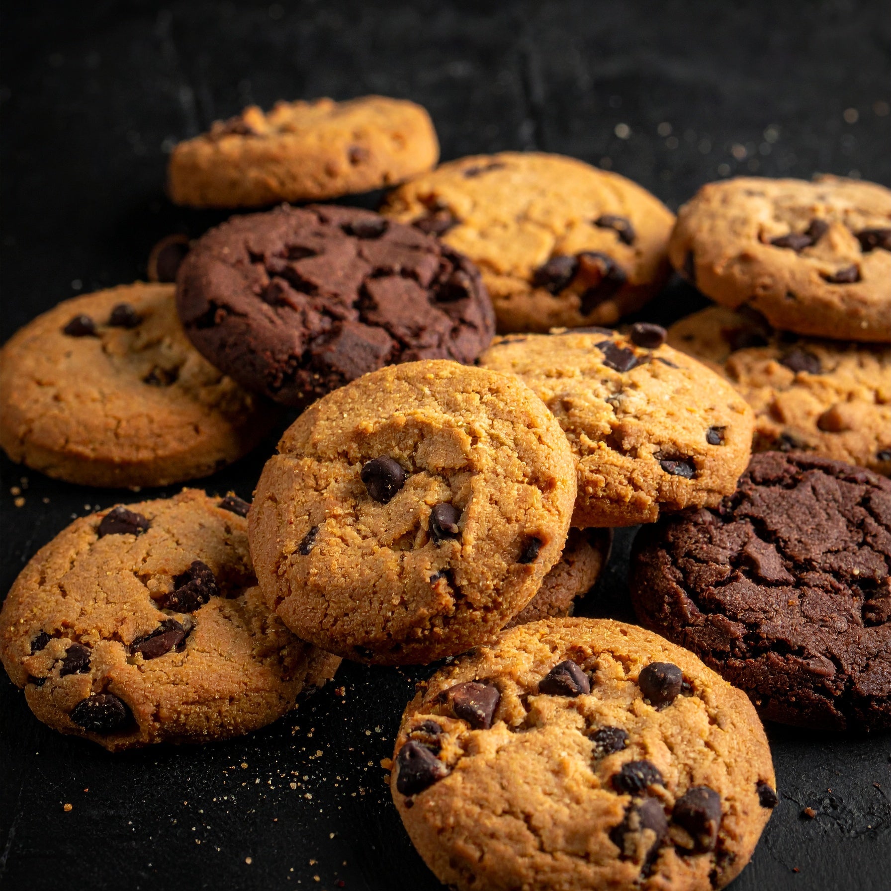 Formule Buffet " Fooding " : plateau de crudités avec tartinables ; plateau de sandwichs mix poulet, thon et végé ; salade de riz noir, risoni, légumes et feta ; plateau de cookies ; corbeille de fruits.
