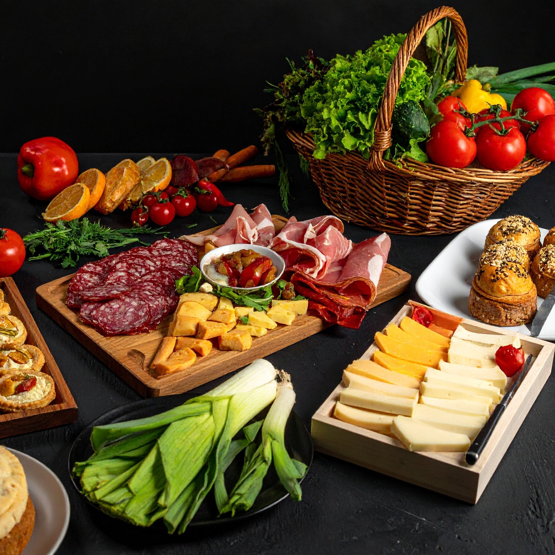 Formule  Buffet " Ginguette " : plateau de crudités avec tartinables ; plateau de charcuterie ; plateau de fromages ; corbeille de fruits ; cakes sucrés avec cake citron et carrot cake.