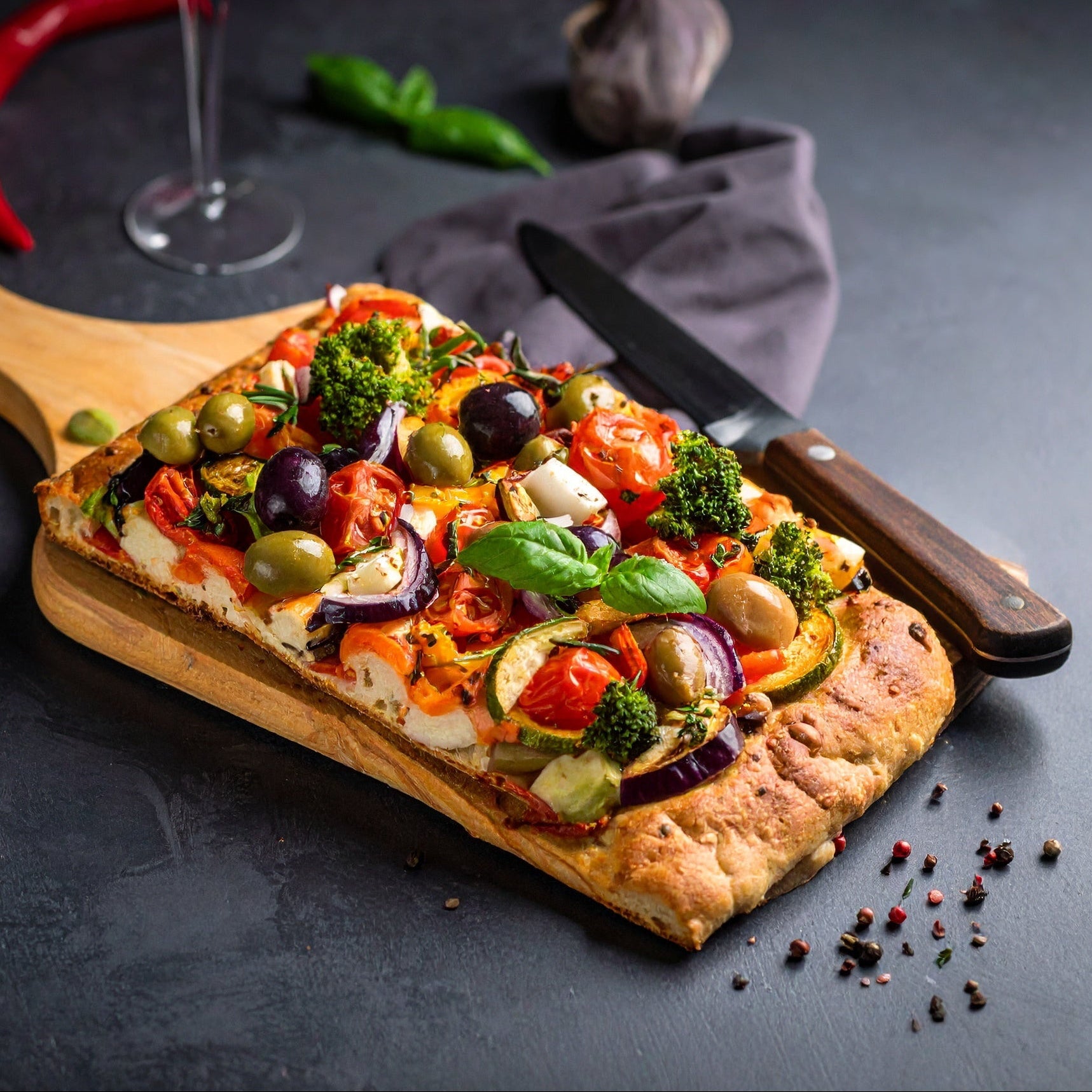 Formule Buffet " Italia " : Tomates Mozza ; Tarte Chèvre Tomate ; Sticks de Mozzarella ; Focaccia ; Poulet Halal Marinade au thym frais ; Fusili Tomates Mozza & Sauce au Pesto ; 1 Fromage + 1 Pain par/pers ; Tiramisu