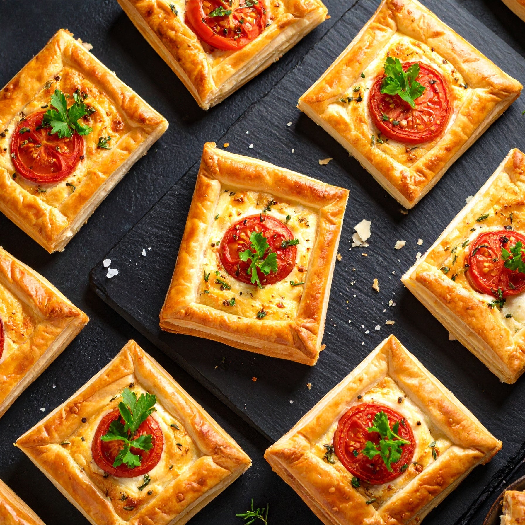 Formule Buffet " Végé " : salade de carottes au sésame et roquette avec vinaigrette balsamique ; tartare de courgettes à l’huile d’olive ; salade de riz noir, risoni, légumes et feta ; salade de quinoa, edamame, légumes, graines de courge, curry vert et curcuma ; tarte aux poireaux ; tarte chèvre tomate ; plateau de fromages avec pain ; mini fondant au chocolat ; corbeille de fruits.