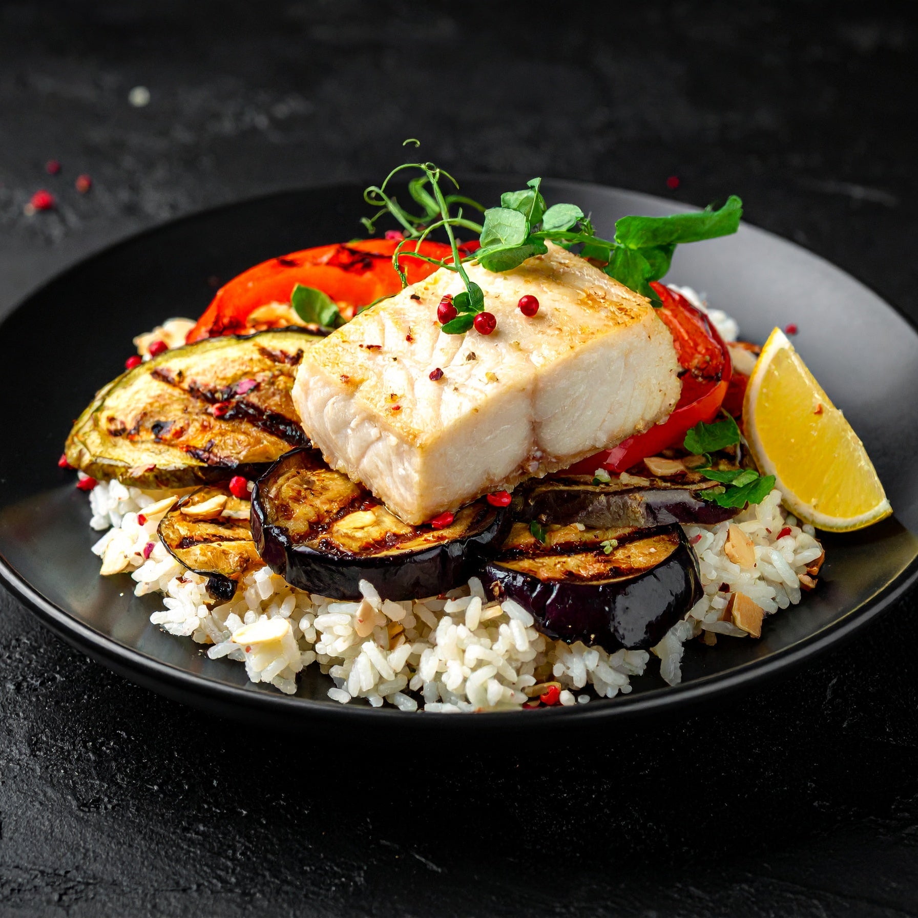 Filet de Merlu Mariné aux Baies Roses, Riz aux Amandes & Légumes Grillés