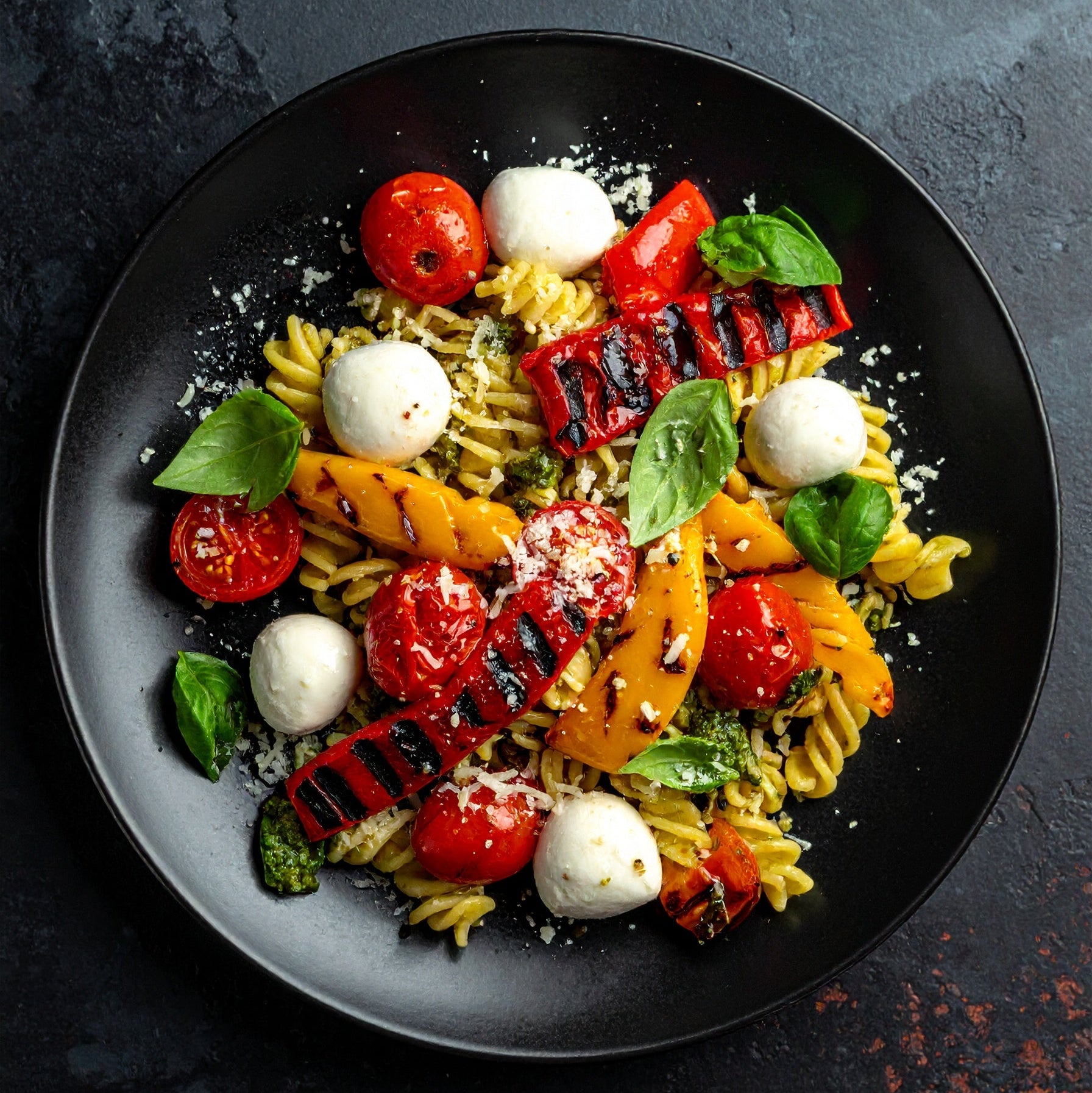 Fusilli, Mozza, Tomates Cerises, Légumes Grillés, Parmesan Râpé &amp;&nbsp;Sauce Pesto