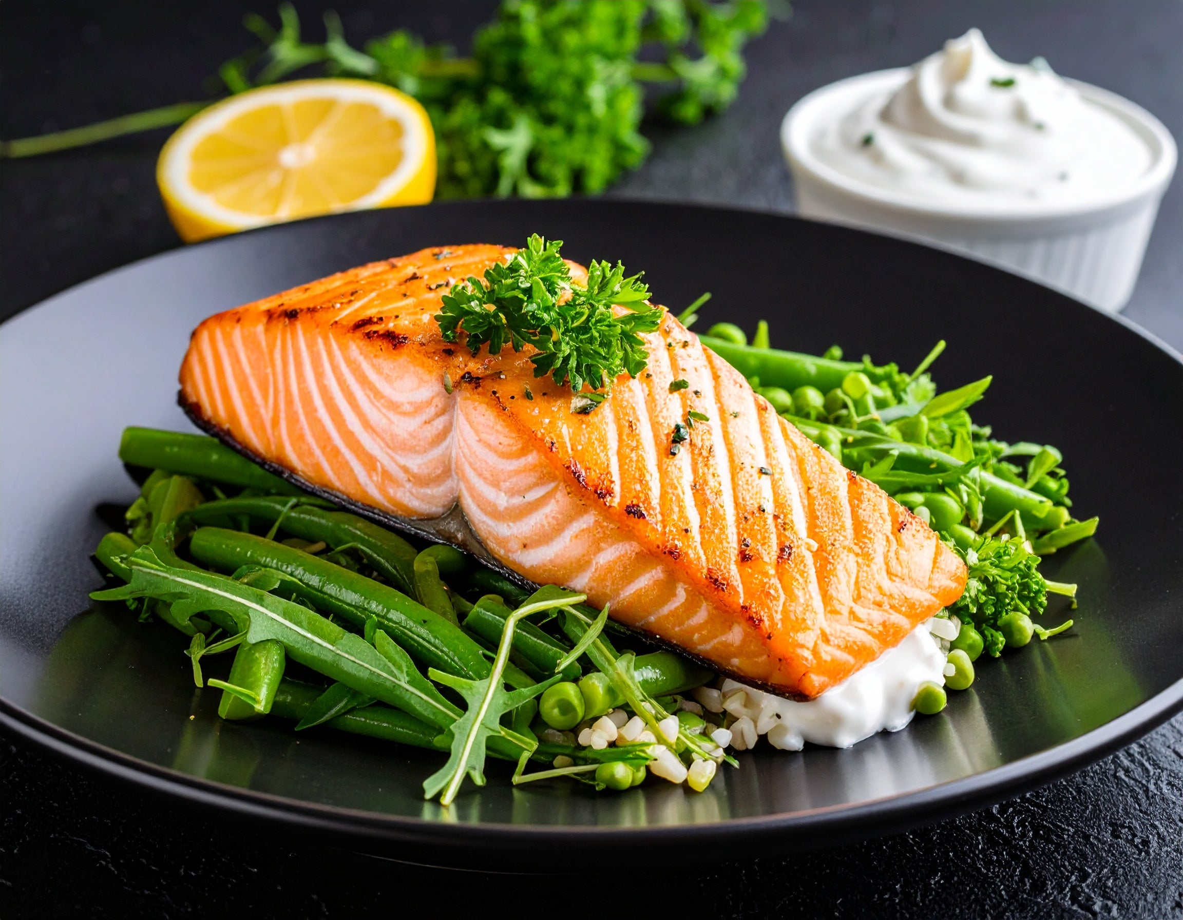 Pavé de Saumon, Marinade aux Agrumes, Poêlée Mascarpone aux Petits Légumes Verts et Haricots verts