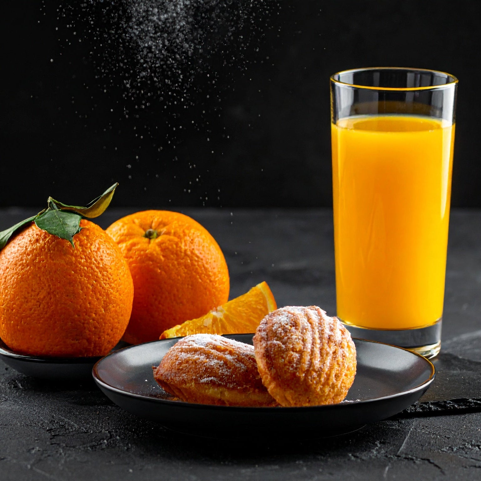 Formule petit déjeuner : 1 thermo de café ; 2 mini viennoiseries par personne (croissant et pain au chocolat) ; 2 jus de fruits assortis ( au choix pomme, orange ou ananas ) ; 2 bouteilles d’eau de 1,5 litre