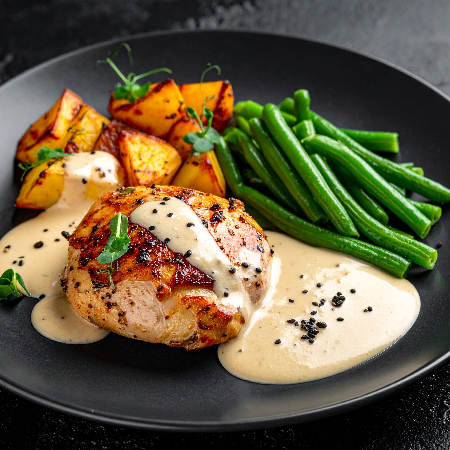 Suprême de Poulet, Sauce aux Morilles, Pommes de Terre Rôties et Haricots Verts