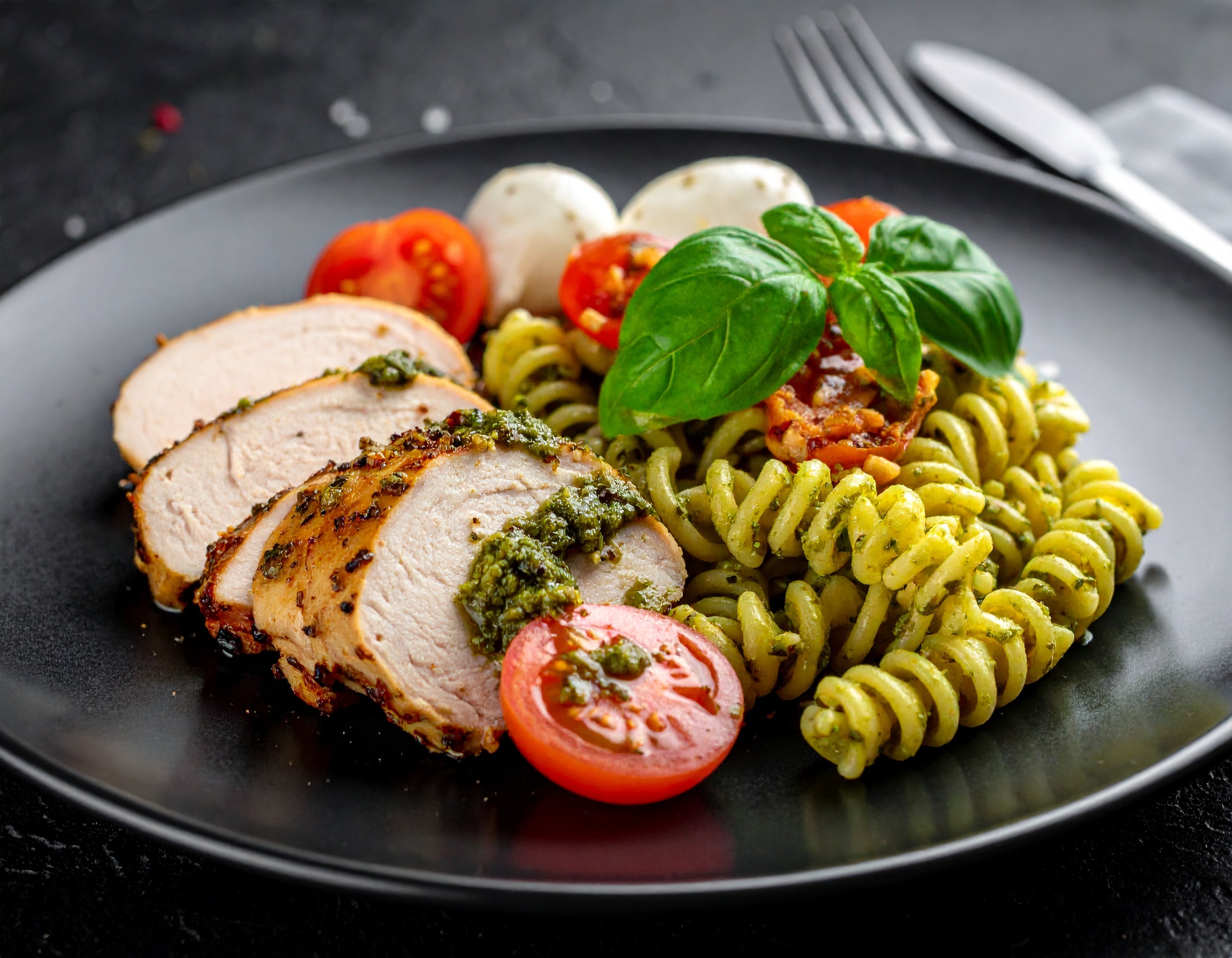 Tranchettes de Poulet Halal au Pesto, Fusilli au Pesto, Tomates Cerises &amp; Mozza