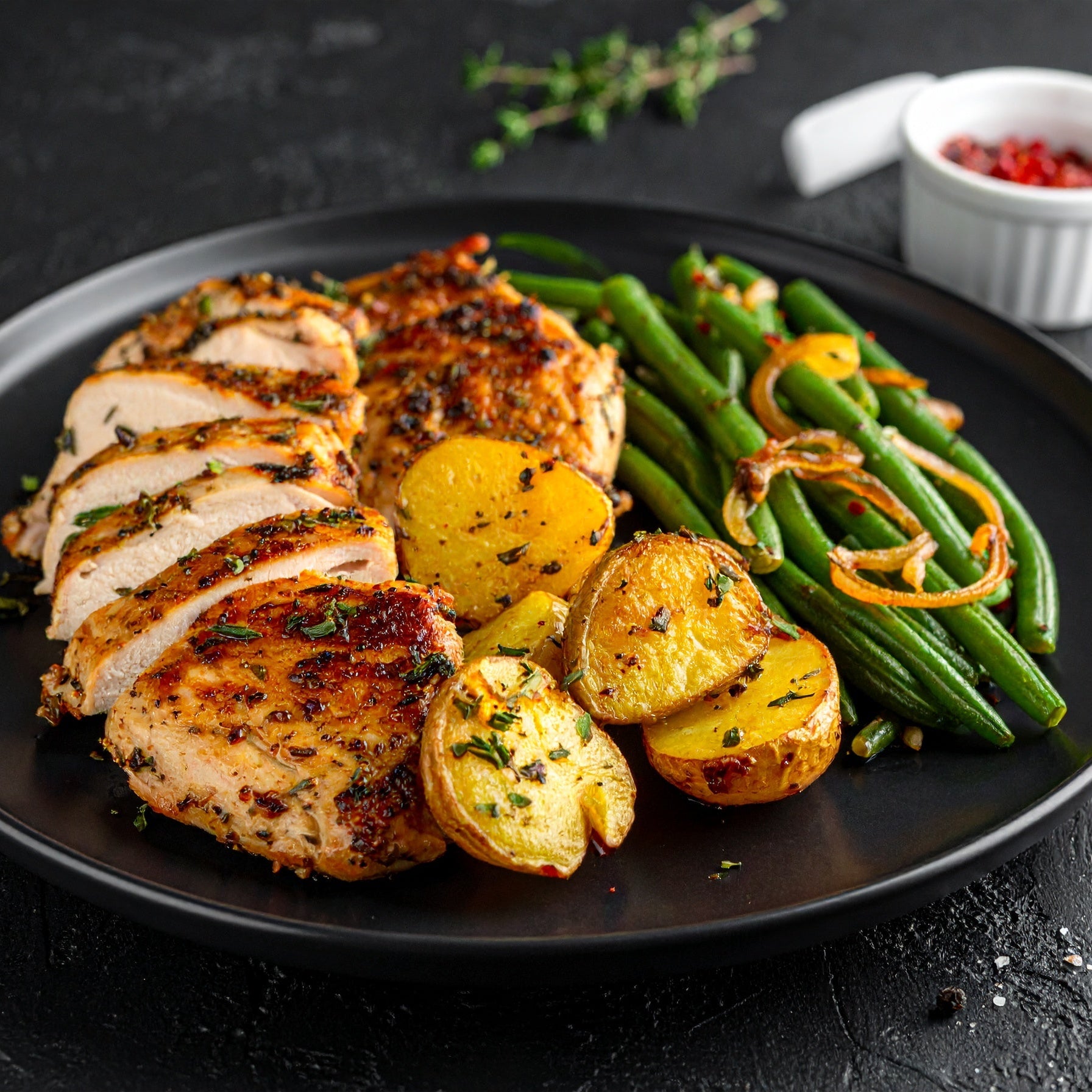 Tranchettes de Poulet Halal Marinées au Thym Frais, Pommes de Terre Rôties &amp; Haricots Verts