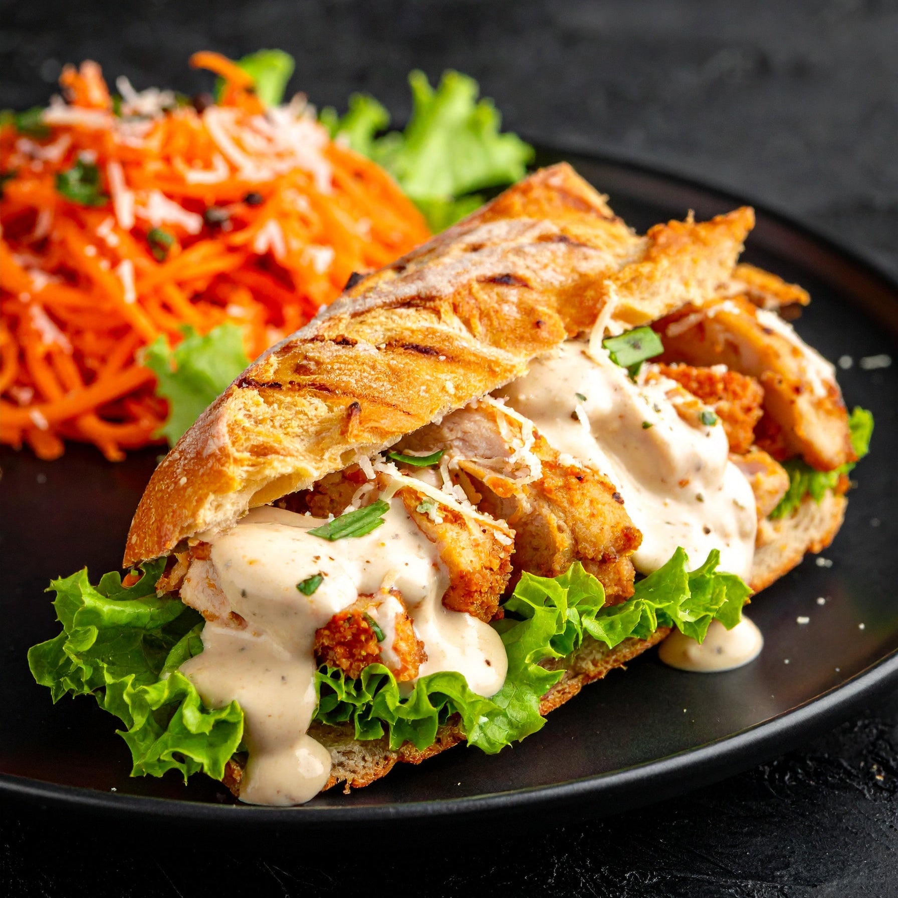 Baguette Campagne, Poulet Crispy, Tomates, Salade, Parmesan & Sauce César