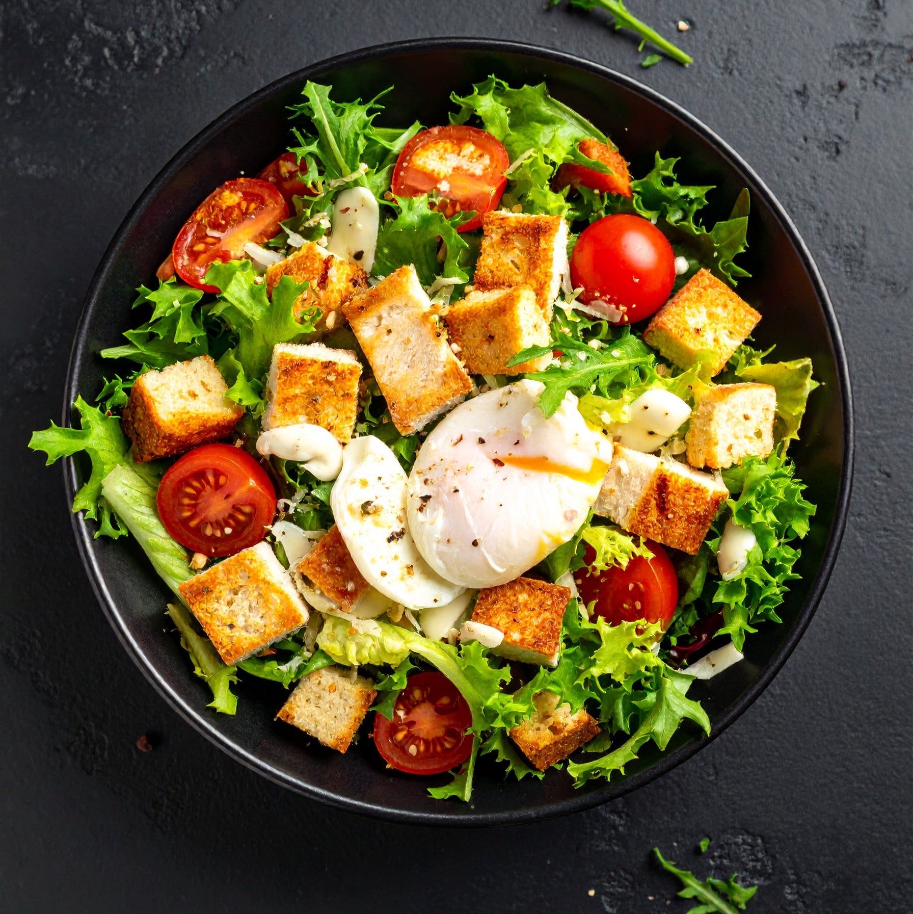 Oeuf poché, Poulet crispy, Croûtons &amp; Tomates cerises